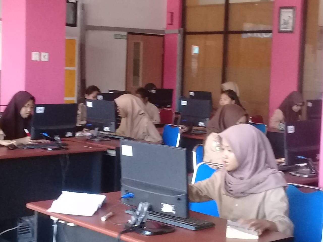 PRAKTIK TYPING TUTOR DI LAB OTKP