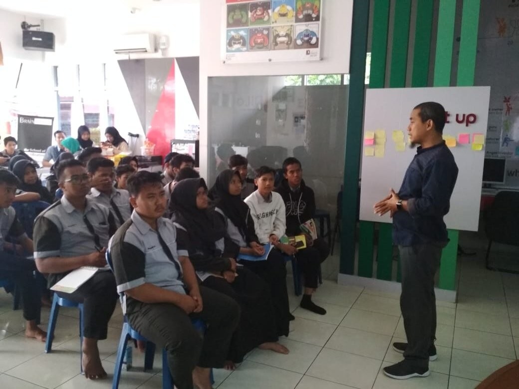Kunjungan XI MM ke DILO (Digital Lounge)